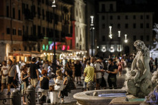 Assembramenti notturni a Piazza Navona, Roma. 1 agosto 2020.