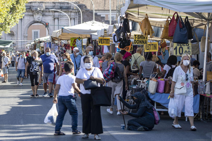 Coronavirus in Italia: turisti e romani al mercato di Porta Portese domenica mattina.