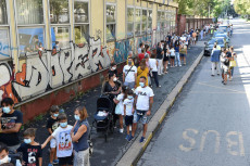 Persone rientrate dalle vacanze all'estero in coda per fare il tampone all'ospedale Amedeo di Savoia, Torino