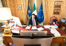 Il presidente del Consiglio Giuseppe Conte nel suo ufficio di Palazzo Chigi.