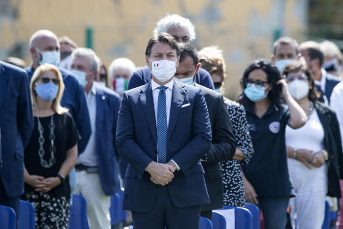 Il premier Conte durante la messa commemorativa ad Amatrice per le vittime del terremoto nel Centro Italia