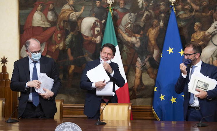 Il presidente del Consiglio, Giuseppe Conte con i ministri Roberto Gualtieri e Alfonso Bonafedeal termine di una conferenza stampa.