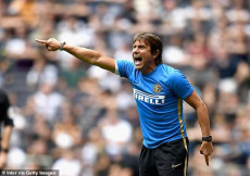 Antonio Conte grida ordini ai suoi giocatori dell'Inter.