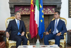 Il ministro degli esteri Luigi Di Maio (D) con il ,suo omologo cinese Wang Yi (S) nell' incontro a Villa Madama a Roma.