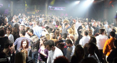 Giovani in una discoteca di Rimini.