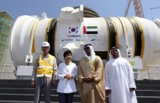 Il Presidente sudcoreano Park Geun-hye durante la cerimonia di installazione del reattore sudcoreano a Barakah, negli Emirati Arabi nel 2014