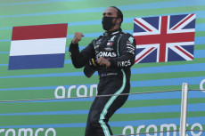 Lewis Hamilton festeggia la vittoria nel Gp di Spagna. Immagine d'archivio.