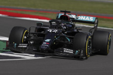 La Mercedes di Lewis Hamilton durante di prove di Silverstone, Britain