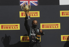 Lewis Hamilton della scuderia Mercedes-AMG Petronas festeggia la vittoria nel Pg di Silverstone.