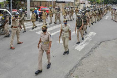 Una pattuglia di agenti di polizia percorre una strada a Bangalore.