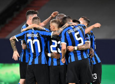 I giocatori dell'Inter abbracciano a Lukaku dopo il gol segnato al Getafe.