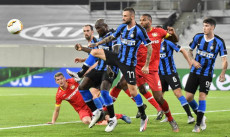 Giocatori in azione durante un calcio d'angolo del Bayer Leverkusen contro l'Inter.