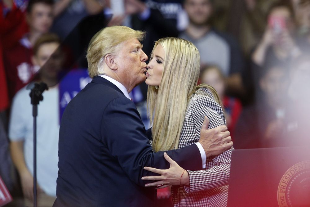 Donald Trump bacia la primogenita Ivanka.