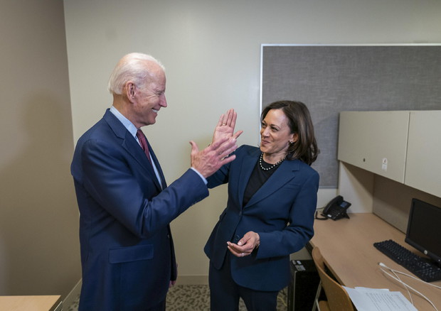 Il candidato democrata alla presidenza degli Stati Uniti Joe Biden con la senatrice della California Kamala Harris swcelta como la sua vicepresidenta.