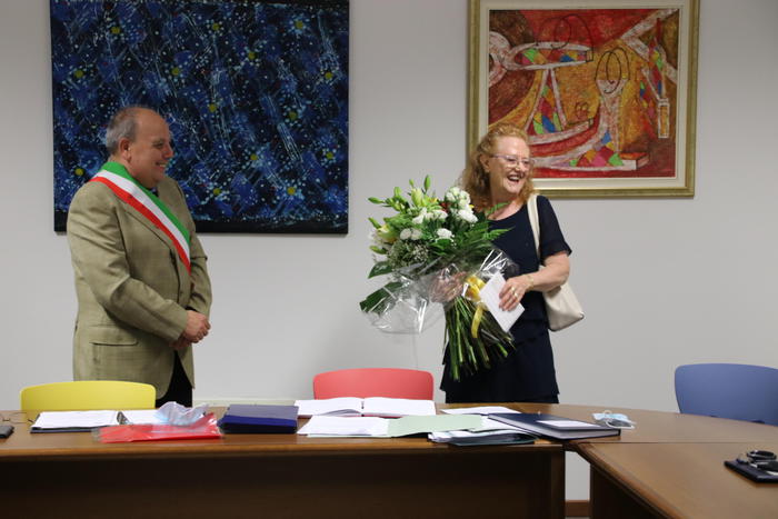 La signora Marisa Avogadro, dipendente del Comune di Capizzone, con il sindaco.