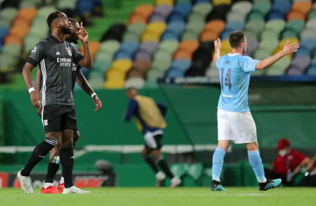 Moussa Dembele del Lione festeggia dopo segnato il gol del 2-1 al Manchester City.
