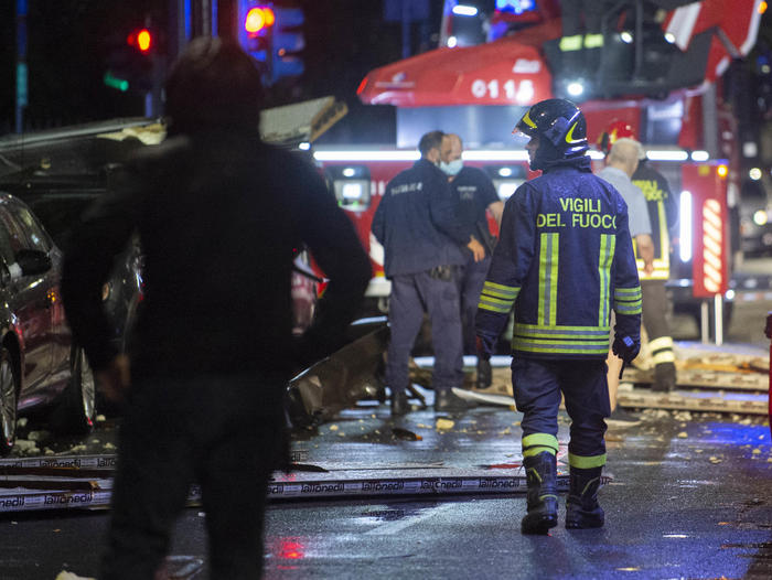 L'intervento dei Vigili del fuoco, del personale medico e della Polizia Locale dopo che il forte vento ha provocato il distacco della copertura del tetto alla RSA di Via Arsia, Milano