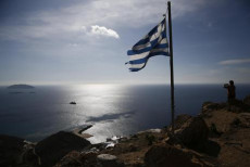 Una bandiera greca sventola sull' isola di Anafi nel Mar Egeo.