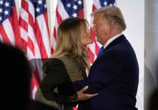 La first lady Melania Trump bacia il suo marito Donald Trump.