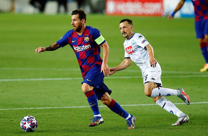 Leo Messi in azione contro il Napoli al Camp Nou.