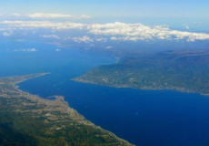 Lo stretto di Messina in un immagine d'archivio.