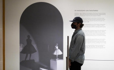 Una persona visita la mostra 'Making the Met, 1870-2020' nel primo giorno di riapertura.