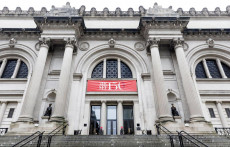 L'entrata del Metropolitan Museum of Art in New York, New York con lo striscione per i 150 anni.