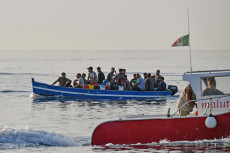 Arrivo di tre diverse imbarcazioni nel porto di Lampedusa con dei migranti provenienti dal nord Africa. Immagine d'archivio.