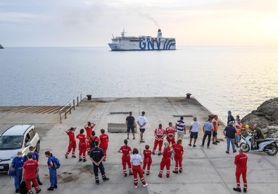 Migranti imbarcati sulla nave quarantena della GNV.