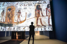 Una persona visita la mostra "Viaggio oltre le tenebre Tutankhamon real experience", ospitata in una delle sale di Palazzo Reale a Milano.