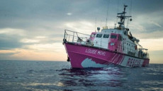 La nave Louise Michel, finanziata dallo street artist Banksy per soccorrere i migranti nel Mediterraneo,