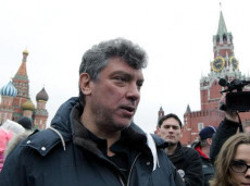 Un 'immagine d'archiovi dell'exs lider oppositore Boris Nemtsov (C) durante una protesta della piazza Rossa di Mosca.