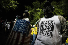 Manifestazione di protesta del movimento "Black Lives Matter "a Portland contro la violenza della polizia.