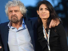 Beppe Grillo e Virginia Raggi sul palco al termine della manifestazione M5s per il No al referendum costituzionale, dalla Basilica di San Paolo alla Bocca della Verità, a Roma, 26 novembre 2016