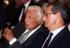 Una foto d'archivio di Gianni Agnelli con Cesare Romiti.