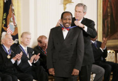 L'albergatore ruandese Paul Rusesabagina,riceve la medaglia presidenziale della libertá degli Stati Uniti dal presidente George W. Bush nel 2015.