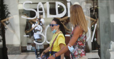 Gente a passeggio per le vie della città in occasione dei saldi estivi