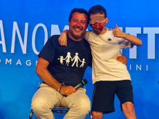 Il leader della Lega Matteo Salvini posa per una foto con Filippo, un ragazzo minorenne salito sul palco della festa della Lega Romagna a Milano Marittima.