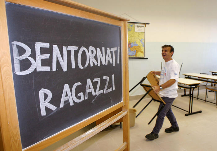 Ultimi preparativi in un'aula di una scuola romana in attesa del primo giorno delle lezioni