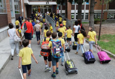 Bambini della scuola elementare Del Piaz si preparano ad iniziare il nuovo anno scolastico a Torino