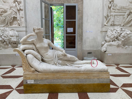 La statua di Paolina Borghese del Canova, danneggiata ad un piede.