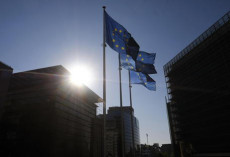 Bandiere d'Europa sventolano di fronte alla sede della Commisione Europea a Bruxelles.