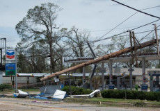 Alberi e oggetti volati in aria al passo dell'uragano Laura in Louisiana.