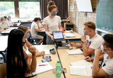 Studenti con mascherine in una scuola tedesca.