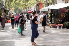 Cittadini a passeggio nel viale Rambla a Barcellona.