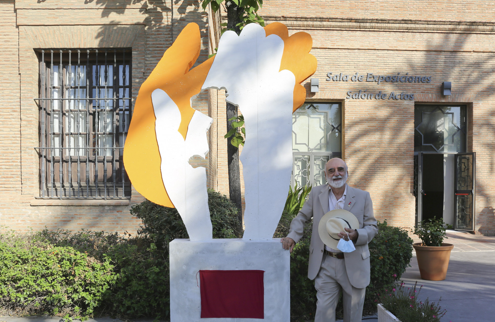 El artista italo-argentino al lato del su monumento