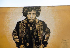 Un murale con l'immagine di Jimi Hendrix.