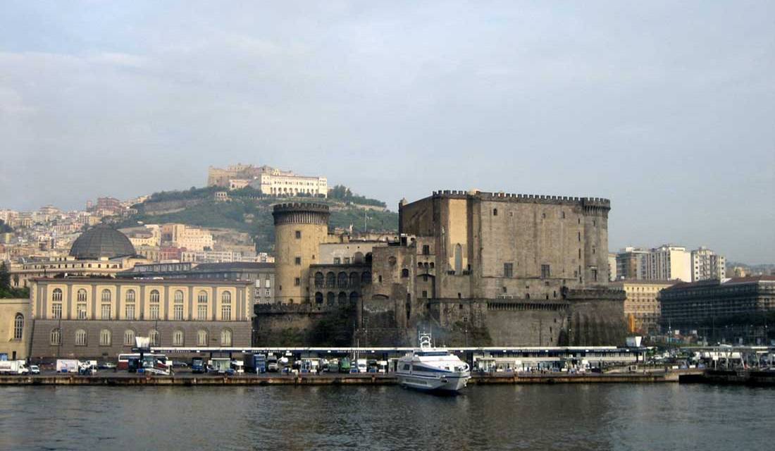 Porto di Napoli con il Molo Angioino in primo piano.