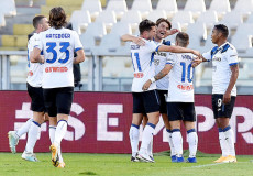 Abbracci a Merten De Roon dopo il gol del 2-4 dell'Atalanta sul Torino.