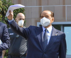 Silvio Berlusconi all'uscita dell'ospedale San Raffaele improvvisa una conferenza stampa.